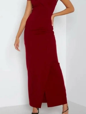Röd offshoulder långklänning 38 - Säljer en elegant röd långklänning från Bubbleroom i storlek 38. Klänningen har offshoulder-design, figurnära passform och en snygg slits framtill. Materialet är mjukt och följsamt, perfekt för dig som vill sticka ut med en klassisk look.