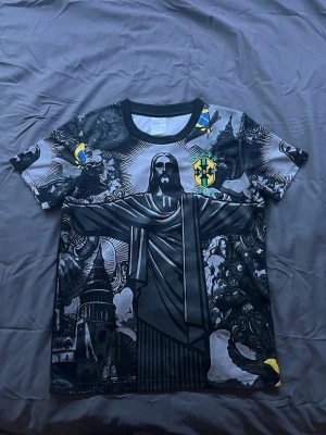 Neymar Brasilien Tröja - Säljer denna feta fotbollströja med Neymar på. Har inte använts många gånger och är i topp skick ✅Skriv i DM för fler bilder. 