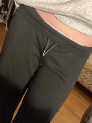 Svarta mjukisbyxor med snörning från lager  - Svarta mjukisbyxor med snörning i midjan, säljes helt nya för att jag köpte de i fel storlek skriv för mer info 🥰