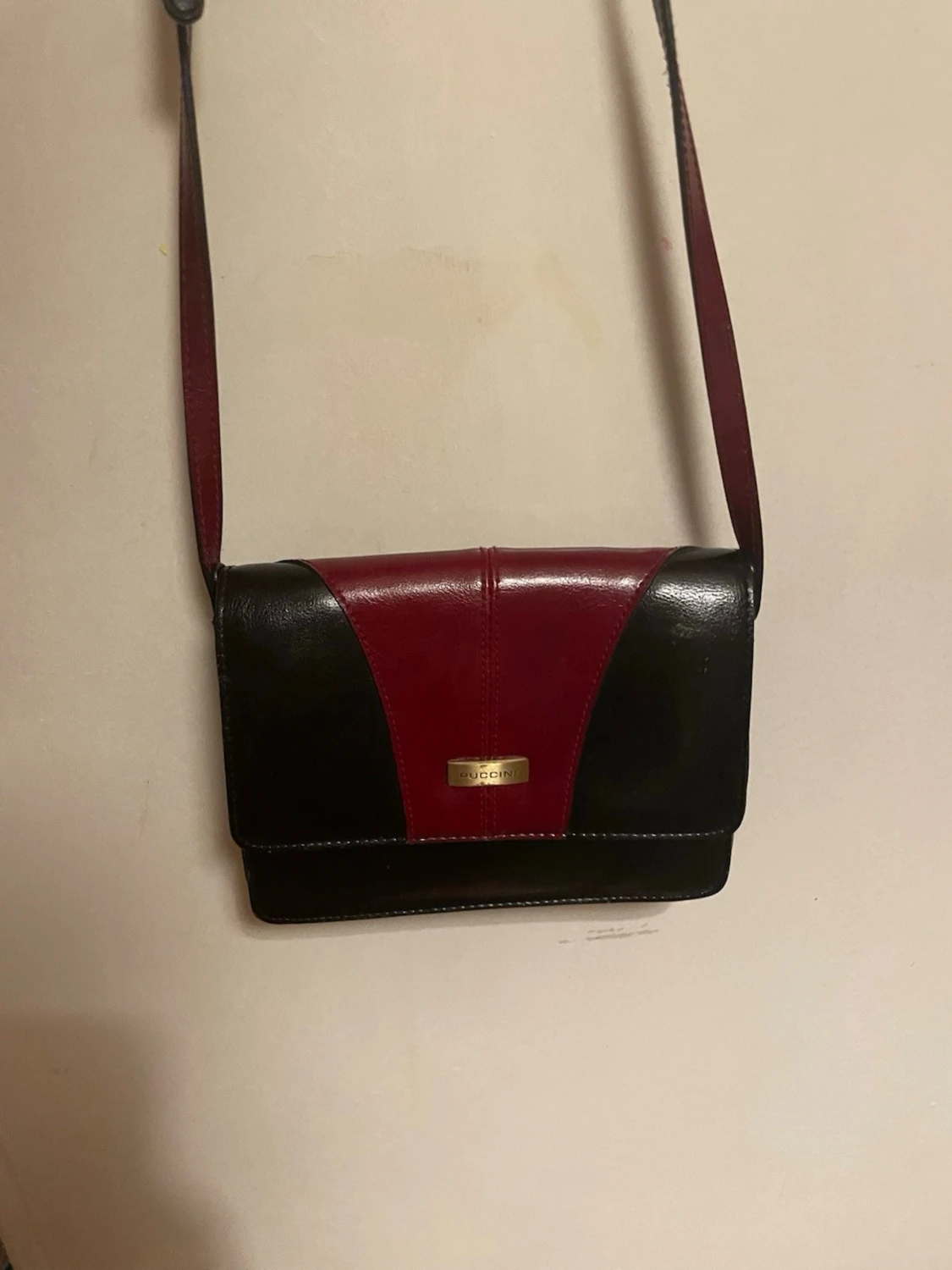 Svart och vinröd axelväska från Puccini