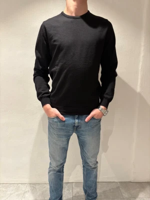  Stenströms tröja - Svart tröja från Stenströms. Stilig och elegant tröja som passar till allt! Perfekt till dig som gillar att klä dig stiligt och snyggt. Storleken är i M.