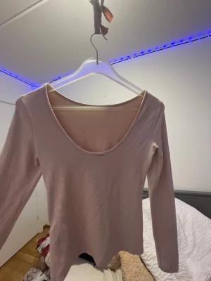 Rosa långärmad tröja storlek M eller S  - Rosa tröja, som du kan vända båda håll beroende på hur du vill ha det