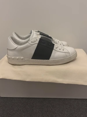 Valentino Garavani Open sneakers vit/svart - Tja säljer mina Valentino opens i storlek 41! Har använt de 2-3 gånger och säljer de nu för att jag har tröttnat på de och jag vill bli av med de. Allt medföljer på bilderna, och skriv vid frågor. pris ej hugget i sten! Skickar samma dag den köps.