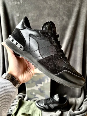 Valentino rockrunner skor - Valentino rockrunners | originalstorlek: 41, passar ofta mot 42, fråga om innermått vid osäkerhet | ingår: först till kvarn med tillbehör. Finns limiterat antal. Box eller dustbag kan väljas och sedan kan kort läggas till.