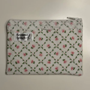 Handgjord necessär av second hand tyger - En handgjord necessär utav second hand tyger. Unik, hållbar och perfekt för att samla alla dina vardagsfavoriter i väskan. Fodrad och stängs med dragkedja. Endast ett unikt exemplar.                  Instagram: secondstitch.bymatilda 💕