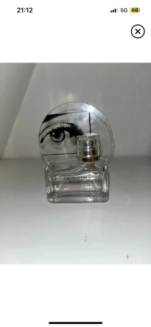 Calvin Klein Women 50ml EdP - Trendig parfym med unik design och coolt ögonmotiv på locket. Flaskan innehåller 50 ml. Perfekt för dig som vill sticka ut med en modern look på parfymhyllan.
