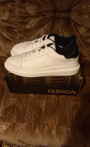 Vita sneakers från Pull&Bear, storlek 42 - Helt ny skor har aldrig använt dem✅️💯. Jätte bra skor och fin✨️👍