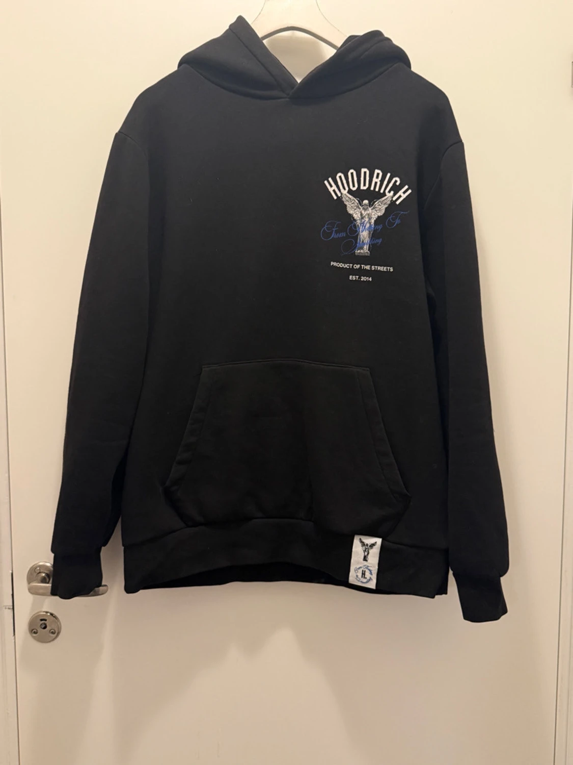 Svart hoodie med tryck säljes!Lite för stor .Men vid intresse!