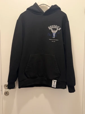 Svart hoodie med tryck säljes!Lite för stor .Men vid intresse! -   "Svart hoodie med tryck säljes! Lite för stor. DM vid intresse!