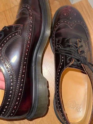 Dr. Martens vinröda brogues - Snygga mörkbruna brogues från Dr. Martens. Äkta skinn på skorna, och skorna är knappt använda.