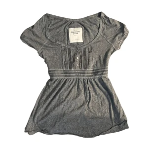 Grå tröja från Abercrombie & Fitch - Tröja från Abercrombie & Fitch, storlek M men passar mer som S/XS