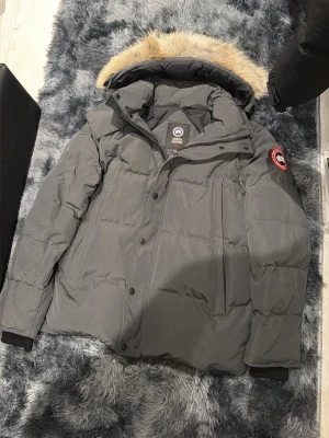 Canada Goose gray wyndham red logo - Size M. True to size
