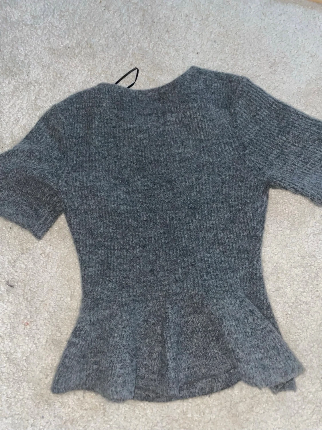 Grå stickad topp med peplum - 1