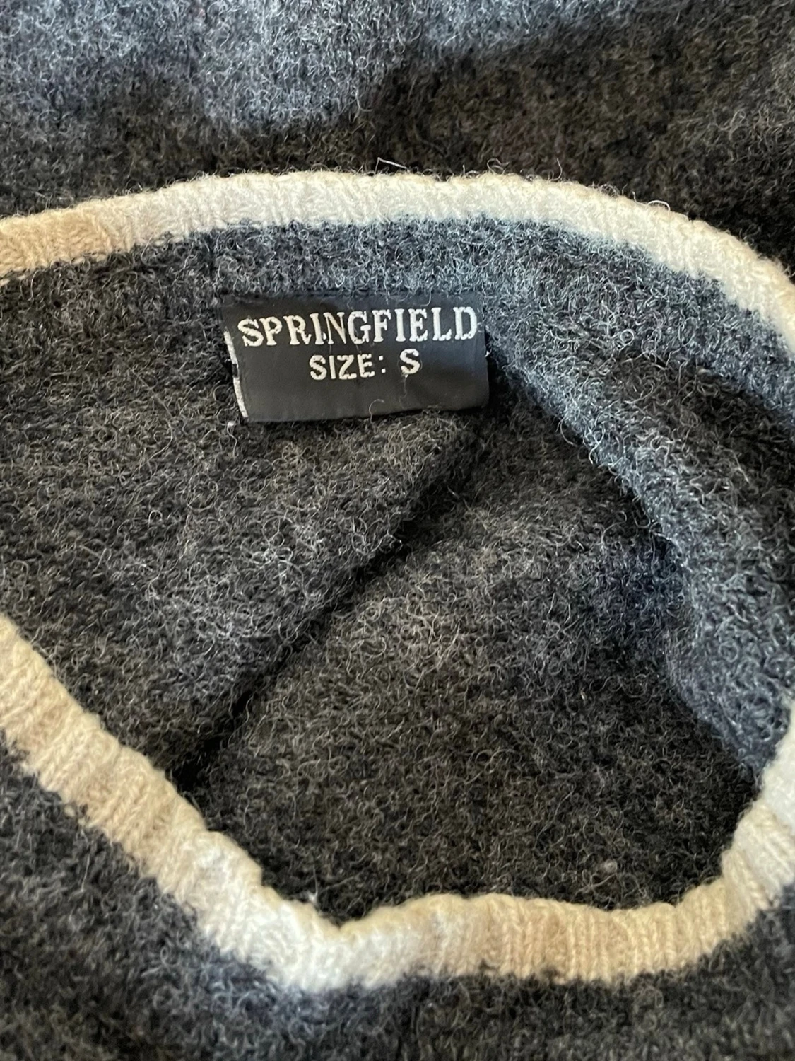 Svart ulltröja med beigea kanter - 2