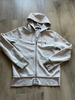 Grå ralph lauren tröja - Grå Ralph lauren tröja perfekt nu till vintern skick :7/10 skriv om ni har nån fråga !👀