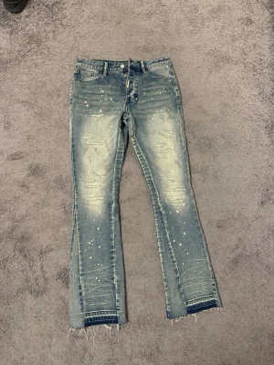 Flared jeans - Blåa flared jeans från Lorenzo world i storlek 30/30, kolla sista bild för att se hur dom sitter