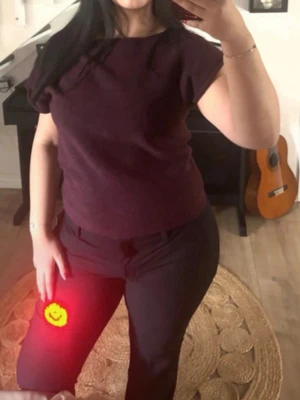 Vinröd oneshoulder tröja - Jätte fin tröja från Nelly,litet hål i tröjan men syns inte när den är på