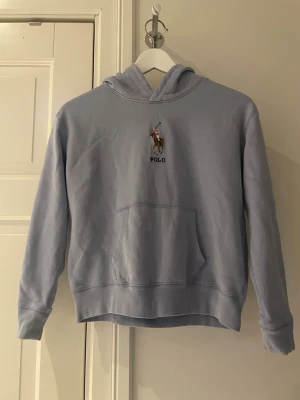 Ralph lauren hoodie - Polo hoodie som är ljus blå ny pris 1199 mit pris 499kr passar runt 150cm inget hål