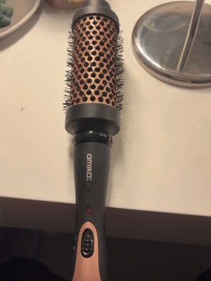 Style brush - Style brush från Amika, använd fåtal gånger men funkar perfekt. Piggarna på är lite sena men inget som påverkar under användning.