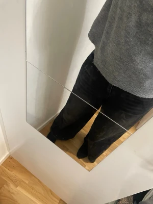 Svarta manchesterbyxor wide fit - Säljer ett par svarta manchesterbyxor med breda ben och hög midja. Byxorna har klassiska fickor fram och bak, och är tillverkade i mjuk manchester som ger en skön vintagekänsla. Perfekta för dig som gillar en avslappnad och trendig stil.