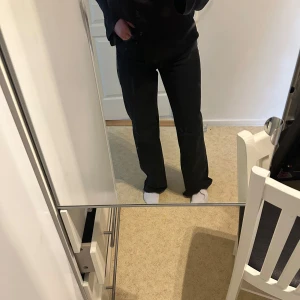 Svarta raka/wide jeans från Zara - Säljer ett par svarta jeans från Zara med hög midja och wide/raka. Storlek 38 men tajtare i storleken