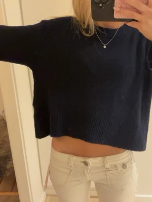 Mörkblå stickad tröja  - Säljer en mörkblå stickad tröja från Gina Tricot i storlek 146/152en passar XS-S❤️ skriv vid frågor pris kan diskuteras