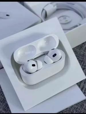 AirPods Pro (2nd generation, USB-C) - Säljer ett par AirPods Pro (2nd generation) med MagSafe-laddningsetui (USB-C). Hörlurarna är i nyskick och levereras komplett med originalförpackning och tillbehör. Perfekt för brusreducering, hög ljudkvalitet och smidig anslutning till Apple-enheter.
