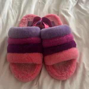Färgglada fluffiga tofflor från UGG - Mjuka och mysiga tofflor från uggs. De är använda men fortfarande i bra skick. Se bilder 💕