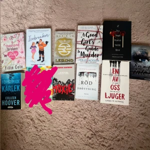 “Booktok” böcker bundle - ICEBREAKER ÄR SÅLD. Säljer en stor bundle av 11 böcker som är i fint skick! Böckerna är på både svenska och engelska (som ni ser på bilderna) och är väl omhändertagna med små till inga defekter! Alla böcker är pocket/ stor pocket!