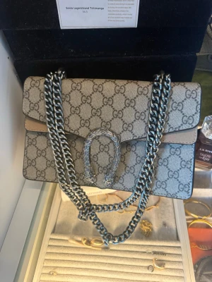 Jättefin väska dionysus  - Jättefin väska, helt använd. Jättebra kvalité. Skriv för mer information.