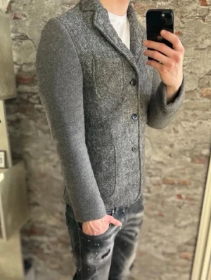 Stickad kaval|Alian Delon|  - Mycket fint skick| Inga defekter| Storlek 50 sitter som S| Passar dig mellan 170-180cm ungefär| Nypris ca 3000kr| Modellen är 185, 79kg | Passar bra till vintern| Vid fler frågor slå en signal| Sell.ArchiveSS 