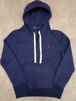 Marinblå polo tröja  - Tröjan är i bra skick 