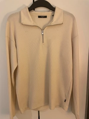 Half-zip tröja - Stickad, vit/beige half zip tröja från Jack & Jones i storlek S 