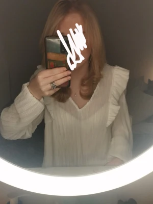 Jätte gullig vit blus ifrån Vila!😝🫰🏻 - Jätte gullig blus i genomskinligt material! Säljer då den inte kommer till användning längre! I nyskick och är i storlek 36!🥰🫰🏻 bara att skriva om ni har några frågor!