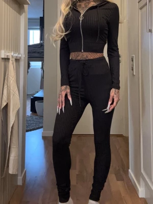 Svart set  - Svart set från shein i storlek XS, väl använt därav pris 💞 (För er som ej läser min bio, jag är 163cm lång & viktigt! katt finns i hemmet 🐱) • Instagram: Ginise 