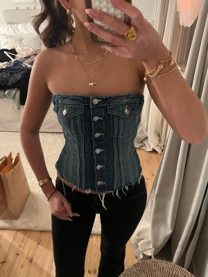 Jeans topp - Såå snygg jeans topp från zara😍 insydd i ryggen för att passa bättre men inget som syns💕passar M