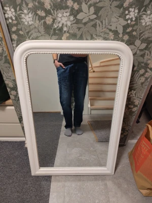 Blå jeans med normal passform - Säljer ett par klassiska blå jeans med normal passform. Jeansen har fyra fickor, knapp och dragkedja i gylfen. Materialet är 98% bomull och 2% elastan vilket gör dem sköna och lite stretchiga. De har en justerbar midja. Perfekta för dig som gillar enkel och tidlös stil.