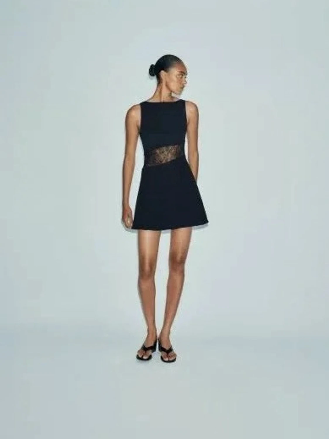 Svart klänning med spetsdetalj Zara