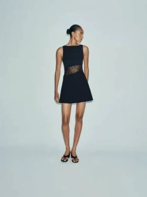 Svart klänning med spetsdetalj Zara - Jätte fin svart kortklänning med ärmlös design och spetsdetalj i midjan. Klänningen är helt ny och prislappen är kvar! Säljer då den inte var min storlek. Passar perfekt för lite finare tillfällen💕💕