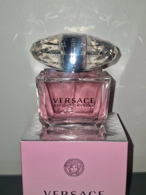 Versace Bright Crystal 90ml EdT - Versace Bright Crystal Eau de Toilette, 90 ml. Snygg rosa flaska med lyxig känsla. Perfekt för dig som vill sticka ut med en ikonisk doft från ett av världens mest kända modehus. Helt ny oanvänd pg av fel beställning! Köpt från parfym.se för 1075kr 
