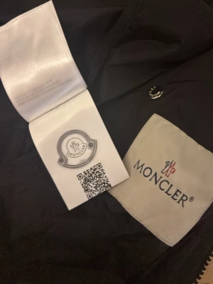 Svart vindjacka från Moncler - Väldigt bra skick nästan aldrig använt. Stilig och simpel  