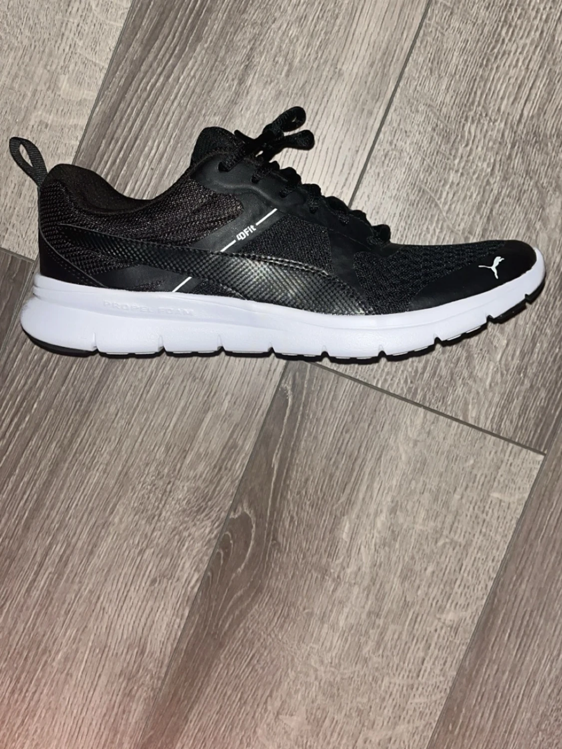 Svarta Puma sneakers med vit sula