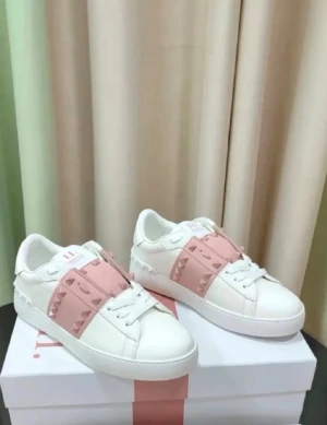Valentino Garavani  - Exklusiva Valentino Garavani Rockstud Untitled sneakers i vitt läder med rosa band och ikoniska nitar. Stilren och lyxig modell som passar till allt - tran jeans till klanning. Mycket sparsamt anvanda, i nastan nyskick, utan synliga märken eller slitage. Skick: Nästan ny / mycket fint skick  🎨 • Färg: Vit med puderrosa detaljer 📏 Storlek:38 • Valentino Garavani •Levereras med originalkartong och Valentino-påse Köpta i butik! 📬 Snabb och trygg frakt ❤️