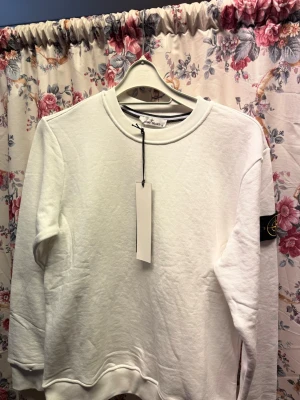 Vit Stone island tröja - Vit helt ny oanvänd storlek small STORLEK S-M-L finns