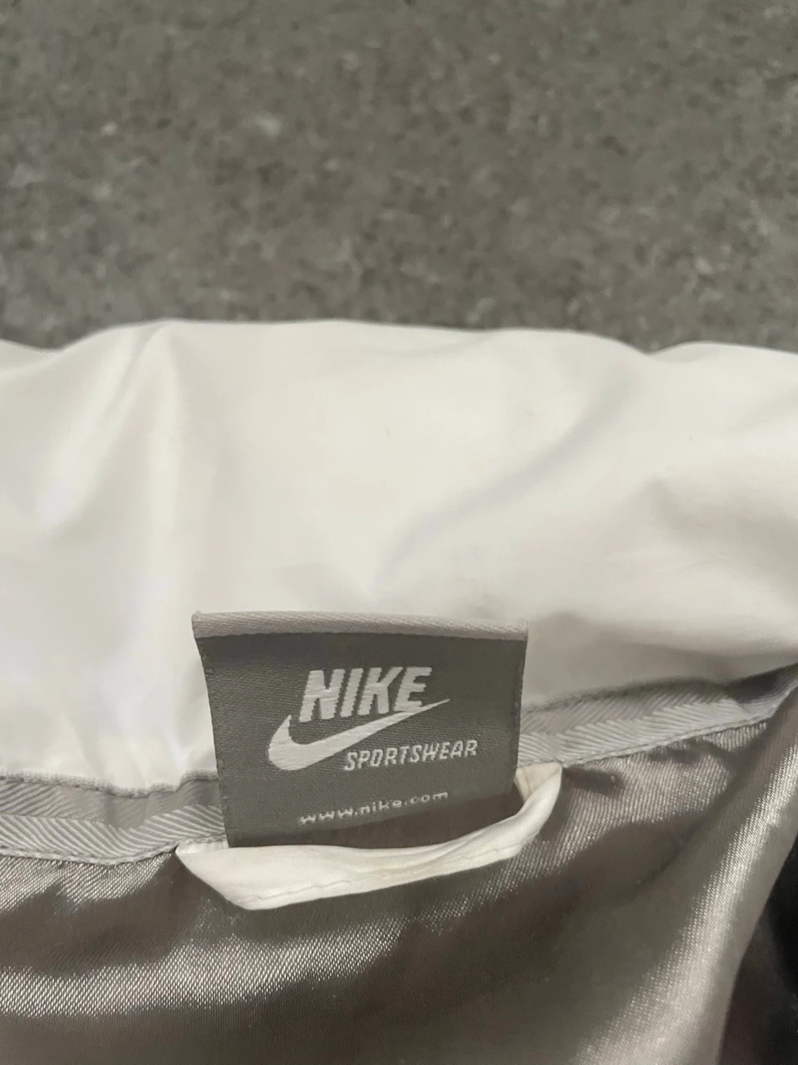 Vit pufferjacka från Nike  - 1