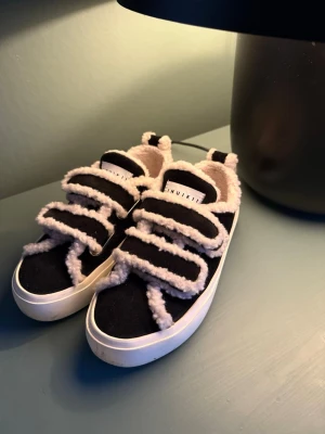 Svarta sneakers från Inuikii  - säljer mina inuikii sneakers då dom inte kommer till användning. Perfekt nu i vinter och till våren! skorna är i nyskick och använda max fem gånger. Låda och kvitto medkommer!
