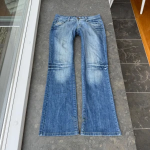 Lågmidjade jeans  - Så snygga jeans som tyvärr inte passar mig och har därför ingen bild på! Midjemått tvärsöver:42cm Midjehöjd: 20cm Inerbens längd: 79cm💕