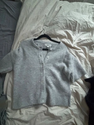 Grå stickad tröja ifrån Gina! - Bra skick, storlek s