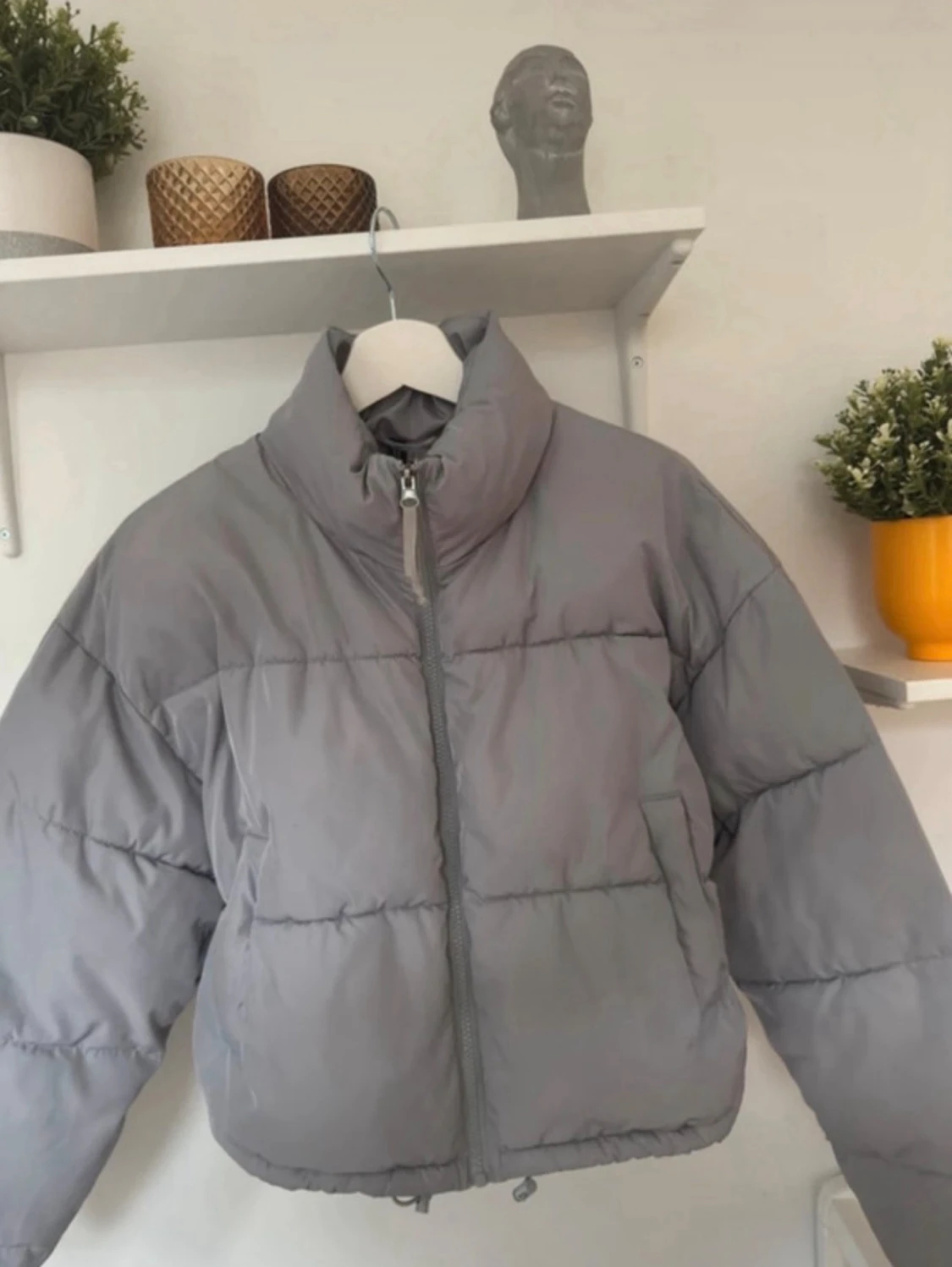 Grå croppad pufferjacka med dragkedja - 1