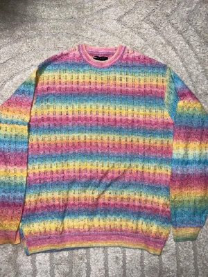 Randig stickad tröja från ASOS DESIGN - Storlek 2xs men den är stor i passform som small S.